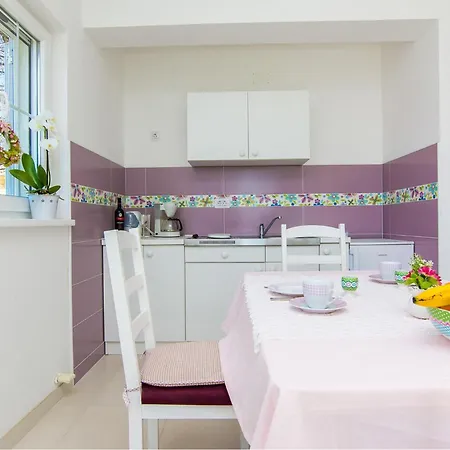 Apartment 1 Bedroom Gorgeous In *