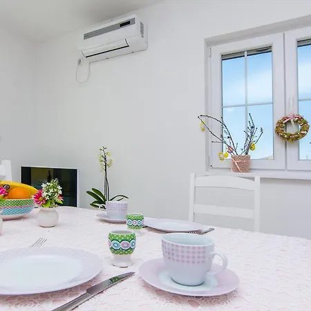 Apartment 1 Bedroom Gorgeous In Pakostane